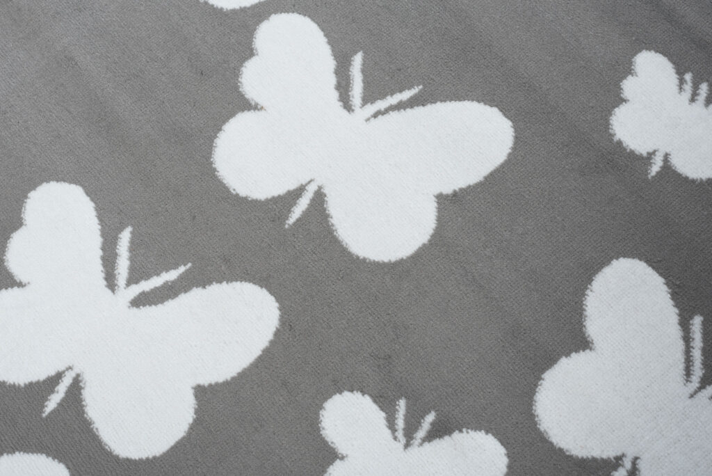 Alfombra Luxury Gris Blanco Mariposas Infantil
