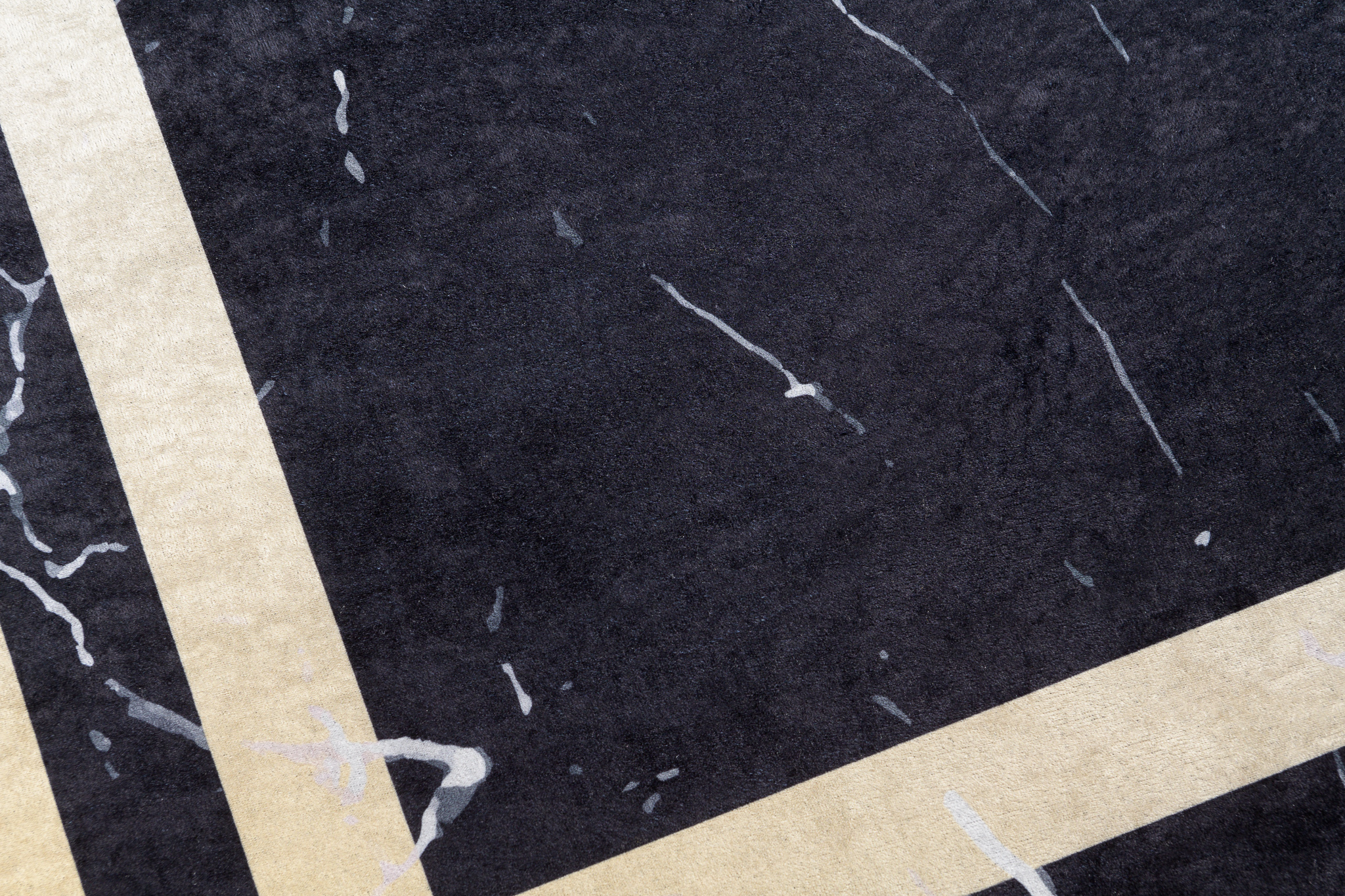 Alfombra Toscana con Flecos Negro Marcos Dorados