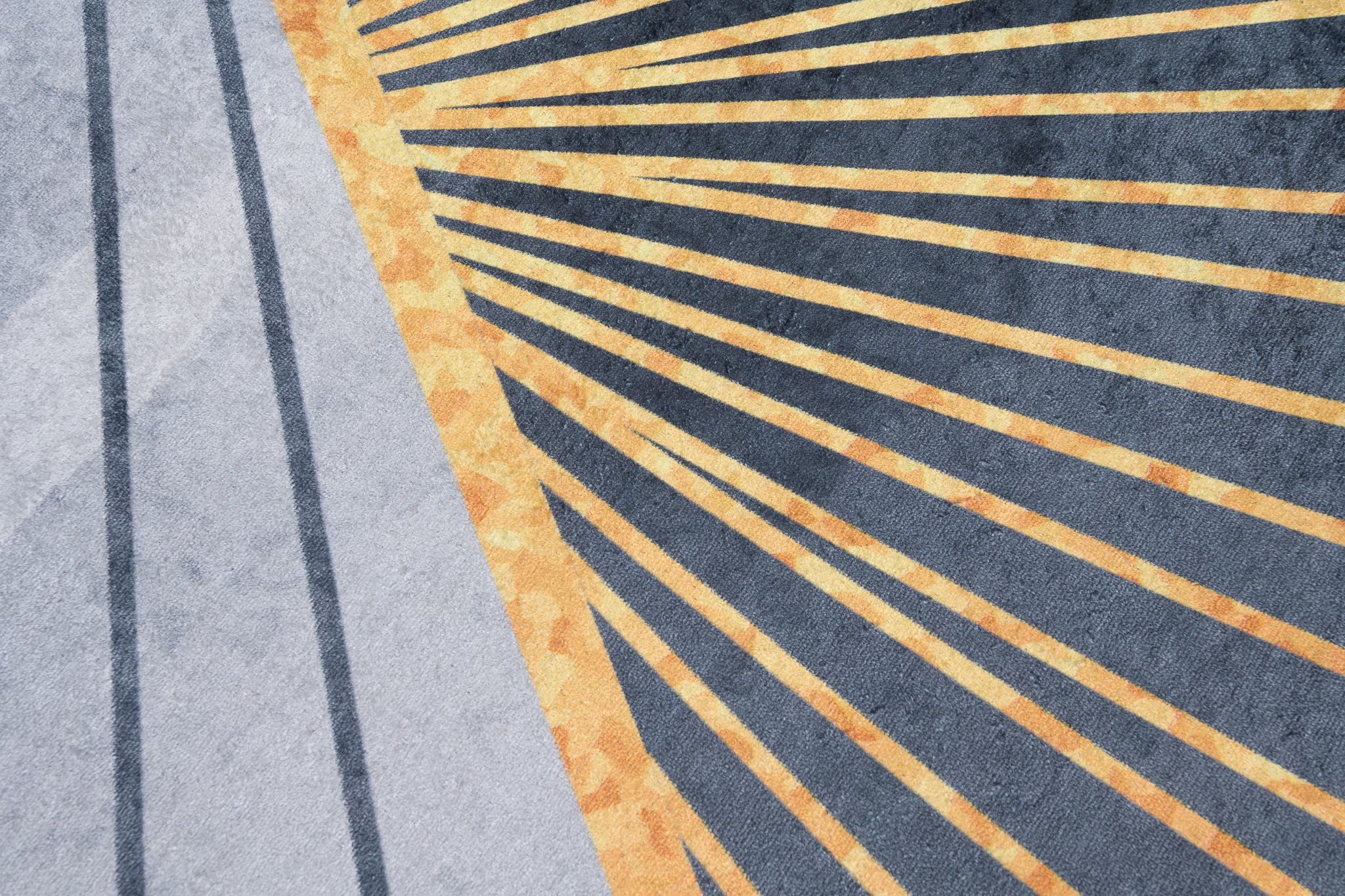 Alfombra Toscana Gris Rayos Dorados Antideslizante